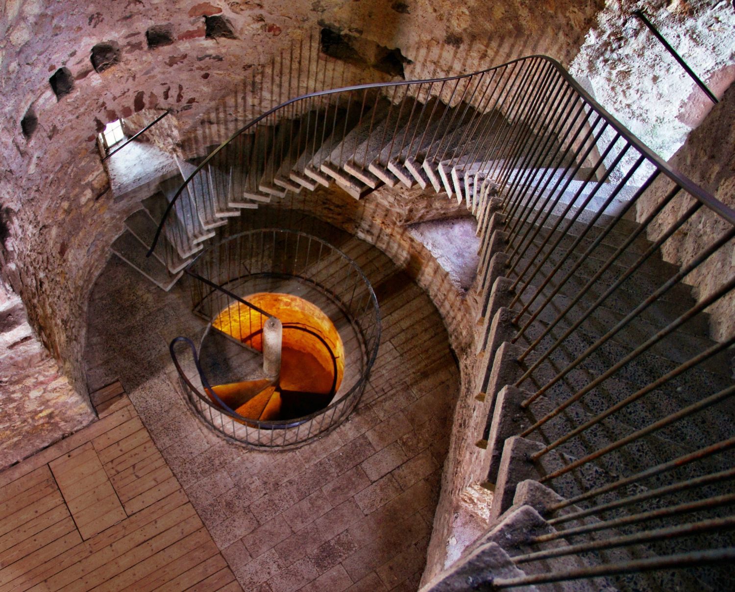 Eine Luftaufnahme einer Wendeltreppe in einem Gebäude