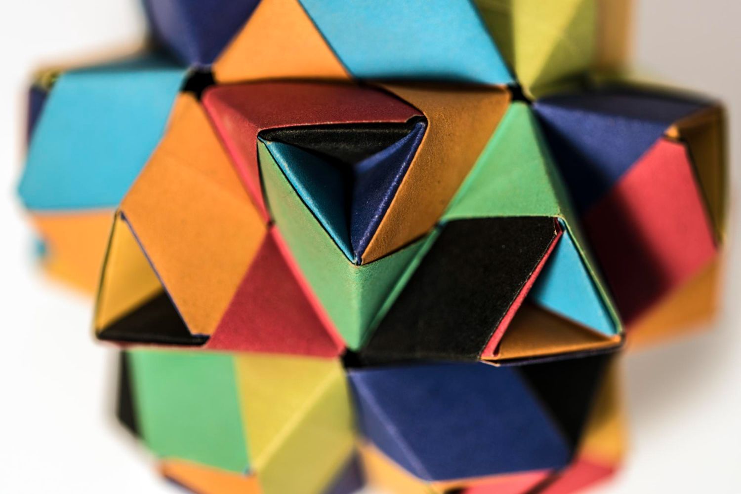 Eine Nahaufnahme eines bunten Origami-Objekts auf weißem Hintergrund