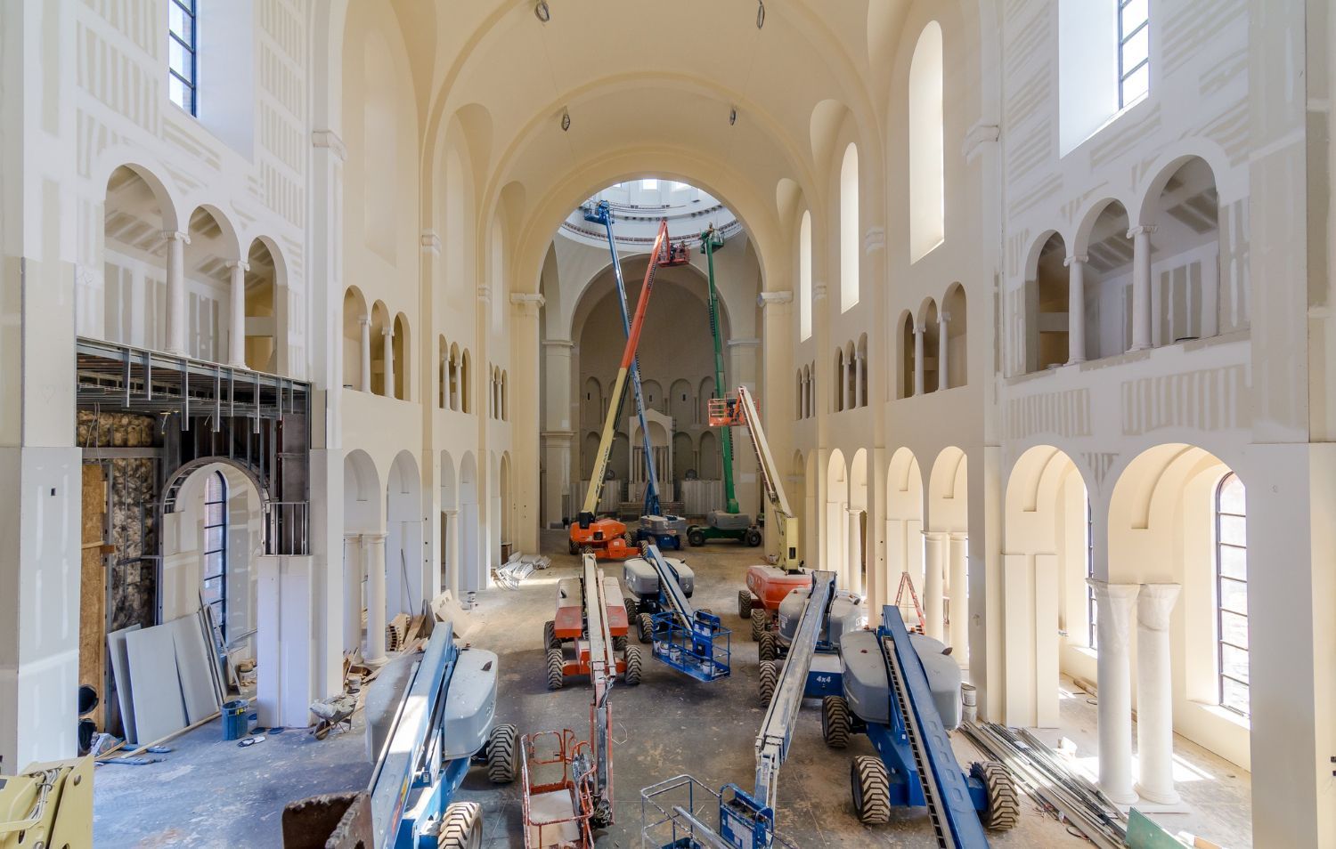 Ein großes Gebäude im Bau mit vielen Maschinen darin