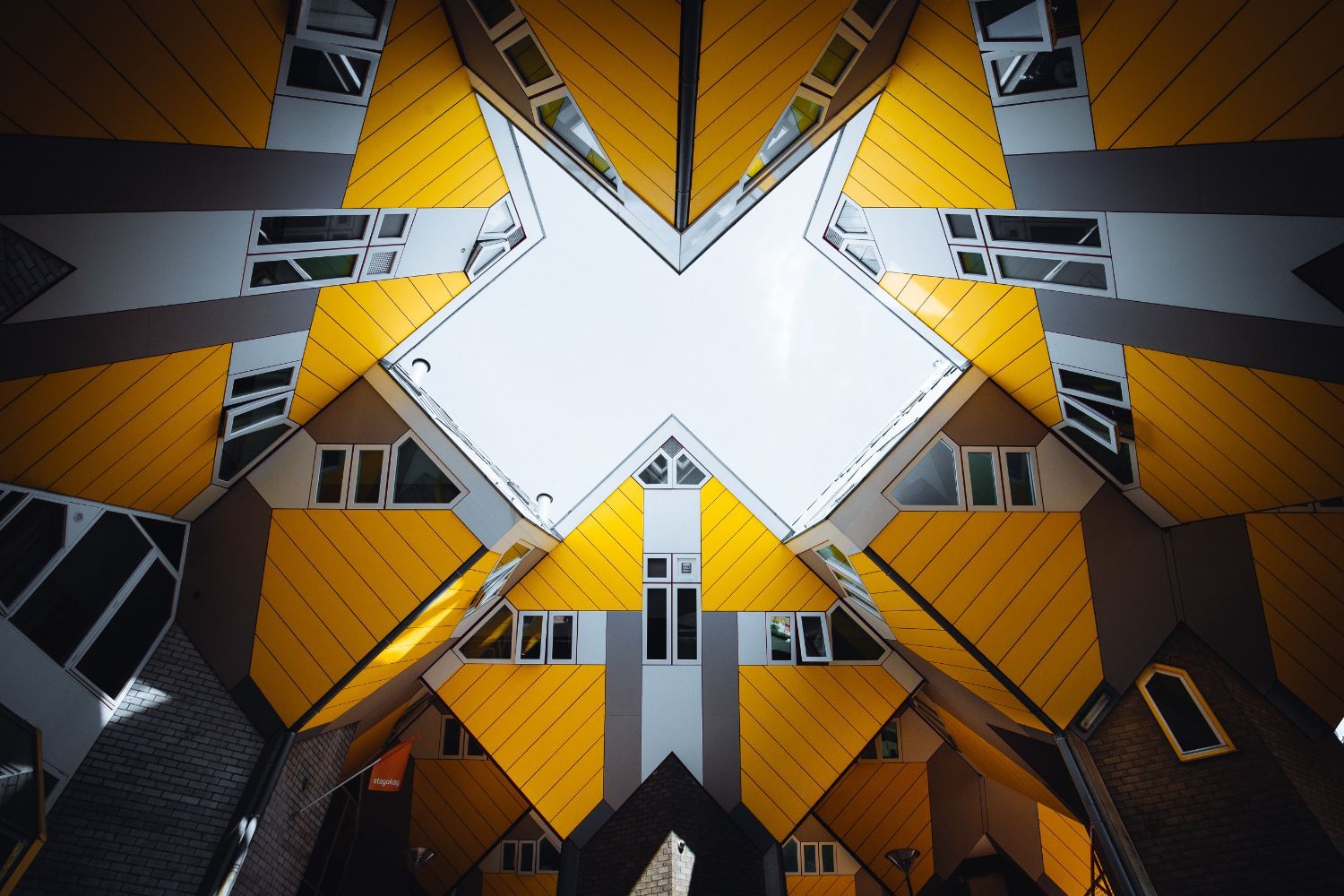 Blick nach oben zur Decke eines Gebäudes mit einem Kreuz in der Mitte.