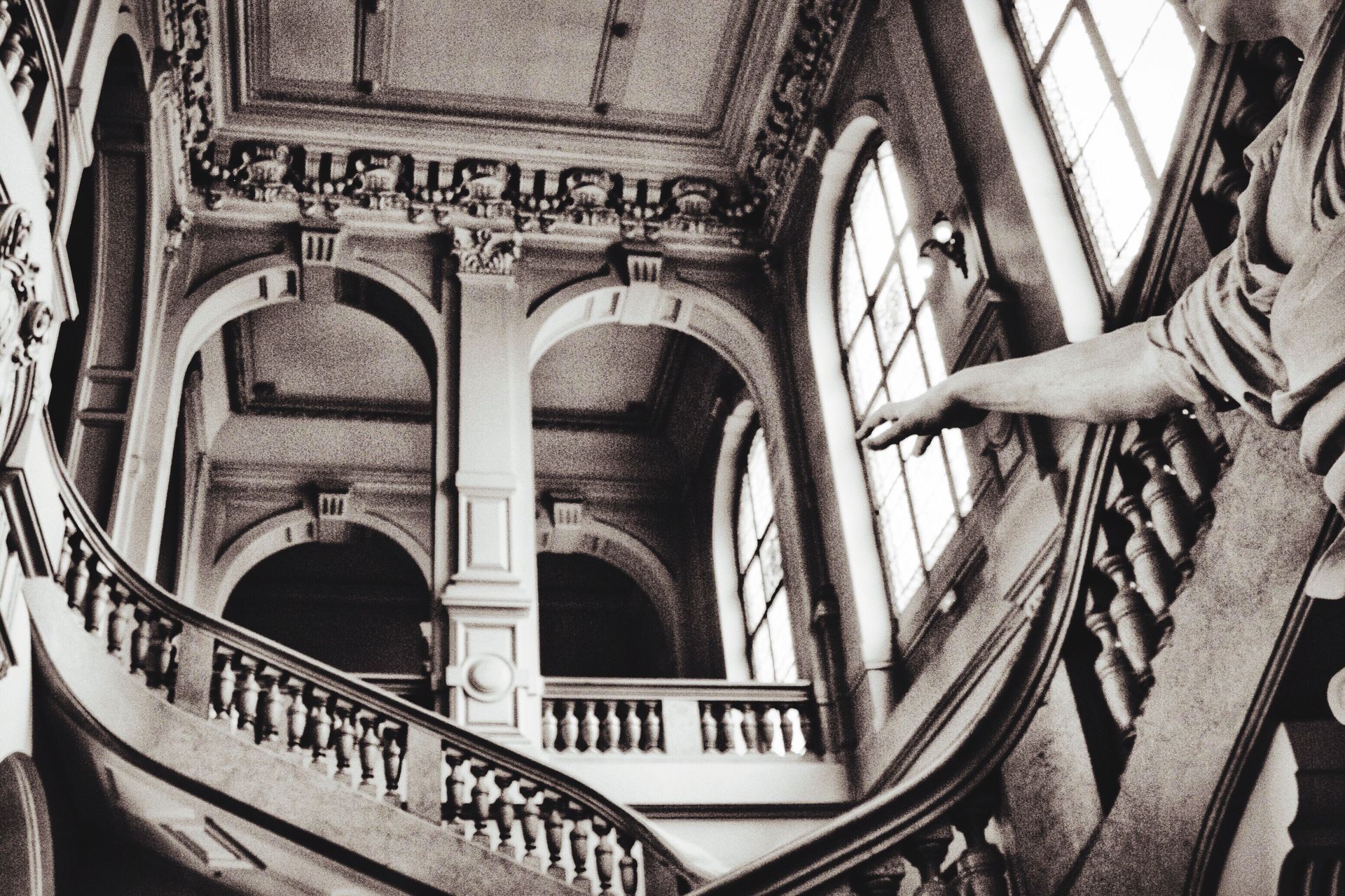 Ein Schwarzweißfoto einer Treppe in einem Gebäude