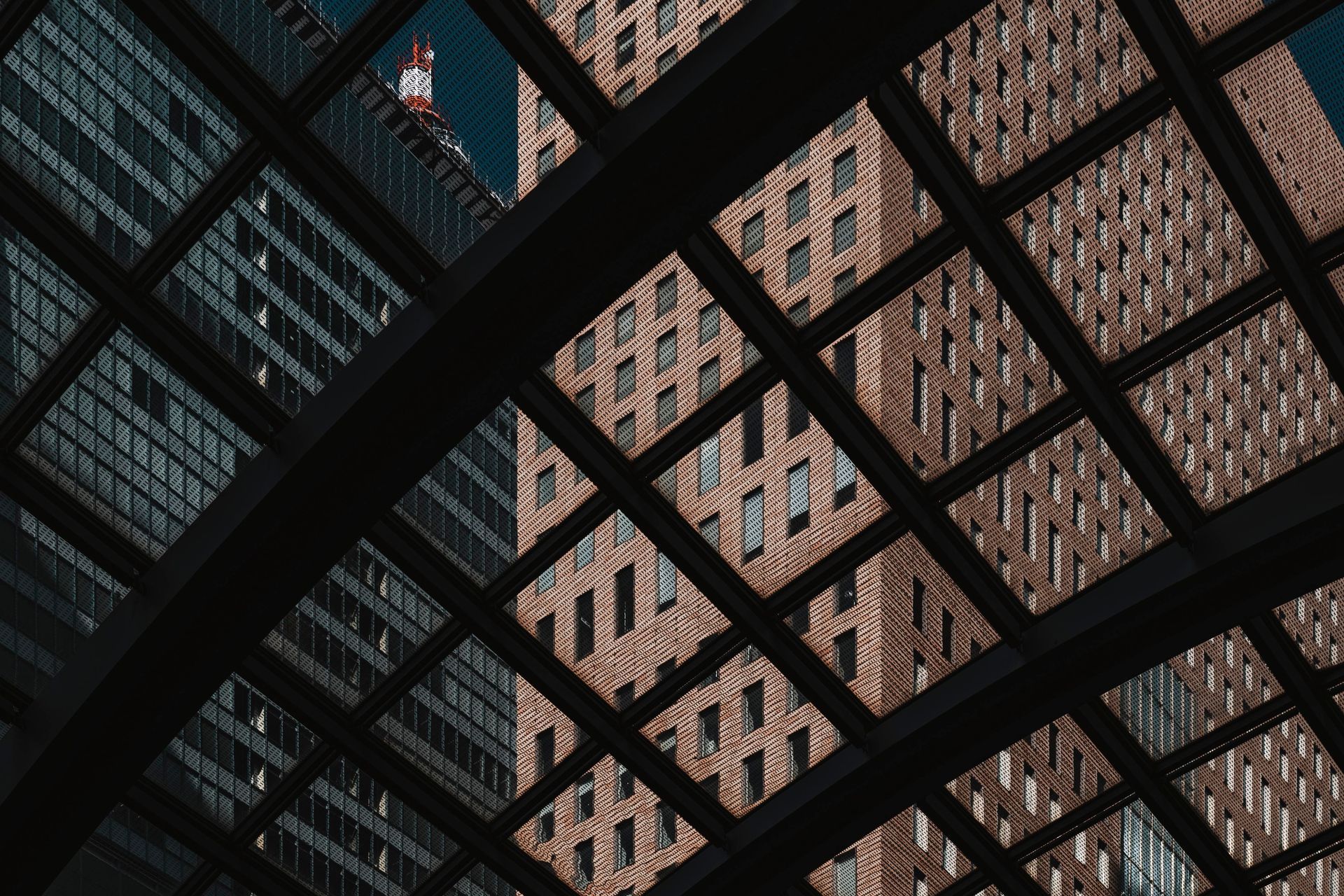 Blick nach oben zur Decke eines Gebäudes mit einem Raster aus Quadraten.