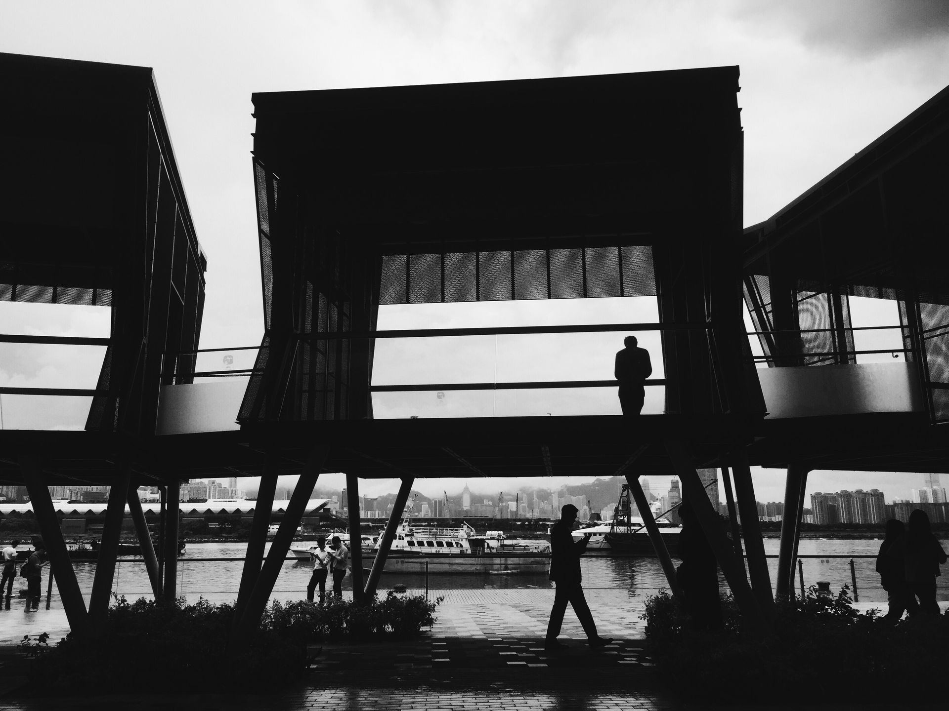 Ein Schwarzweißfoto einer Brücke über ein Gewässer