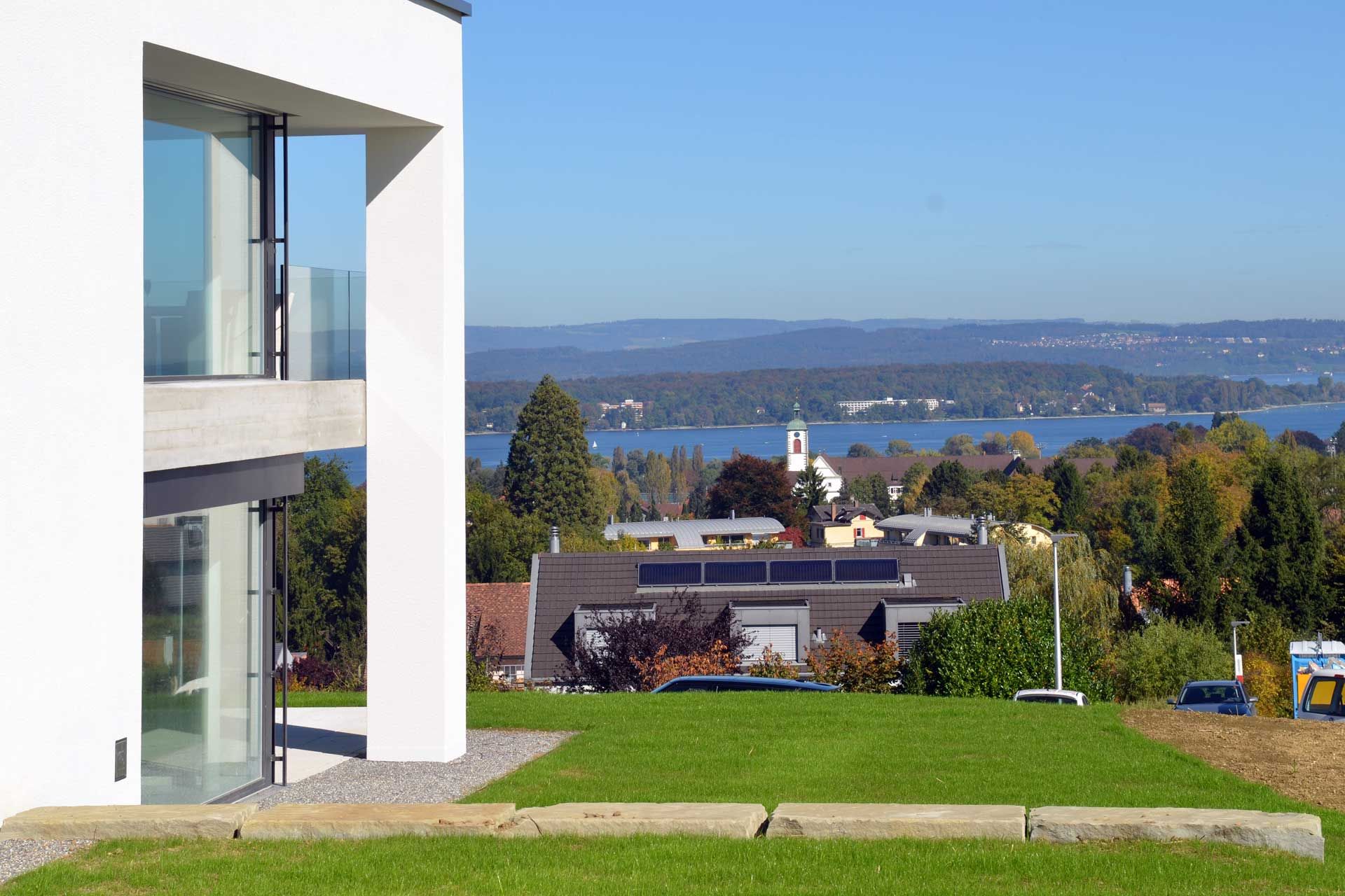 Ein großes weißes Gebäude mit Blick auf einen See