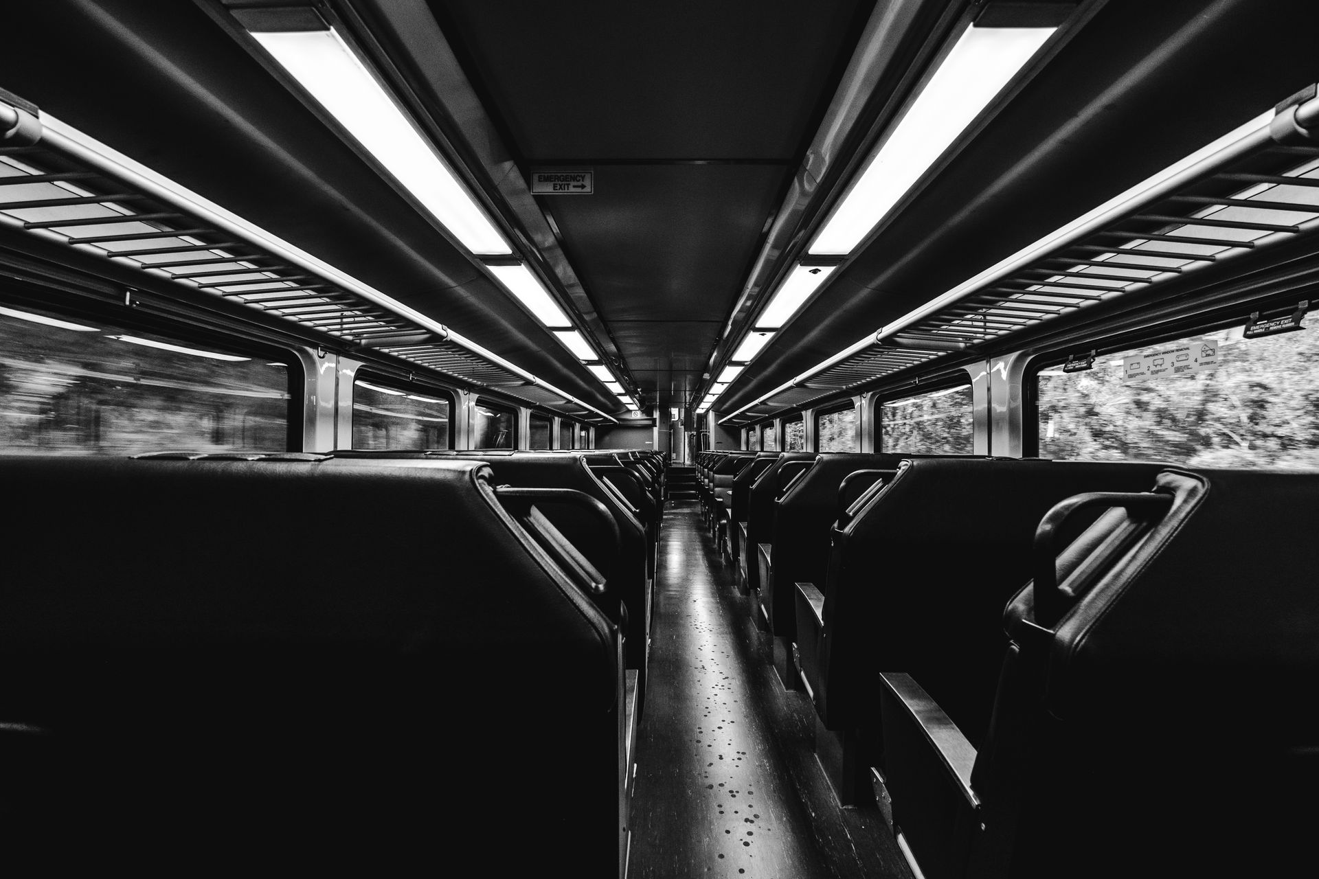 Ein Schwarzweißfoto eines leeren Zugwaggons