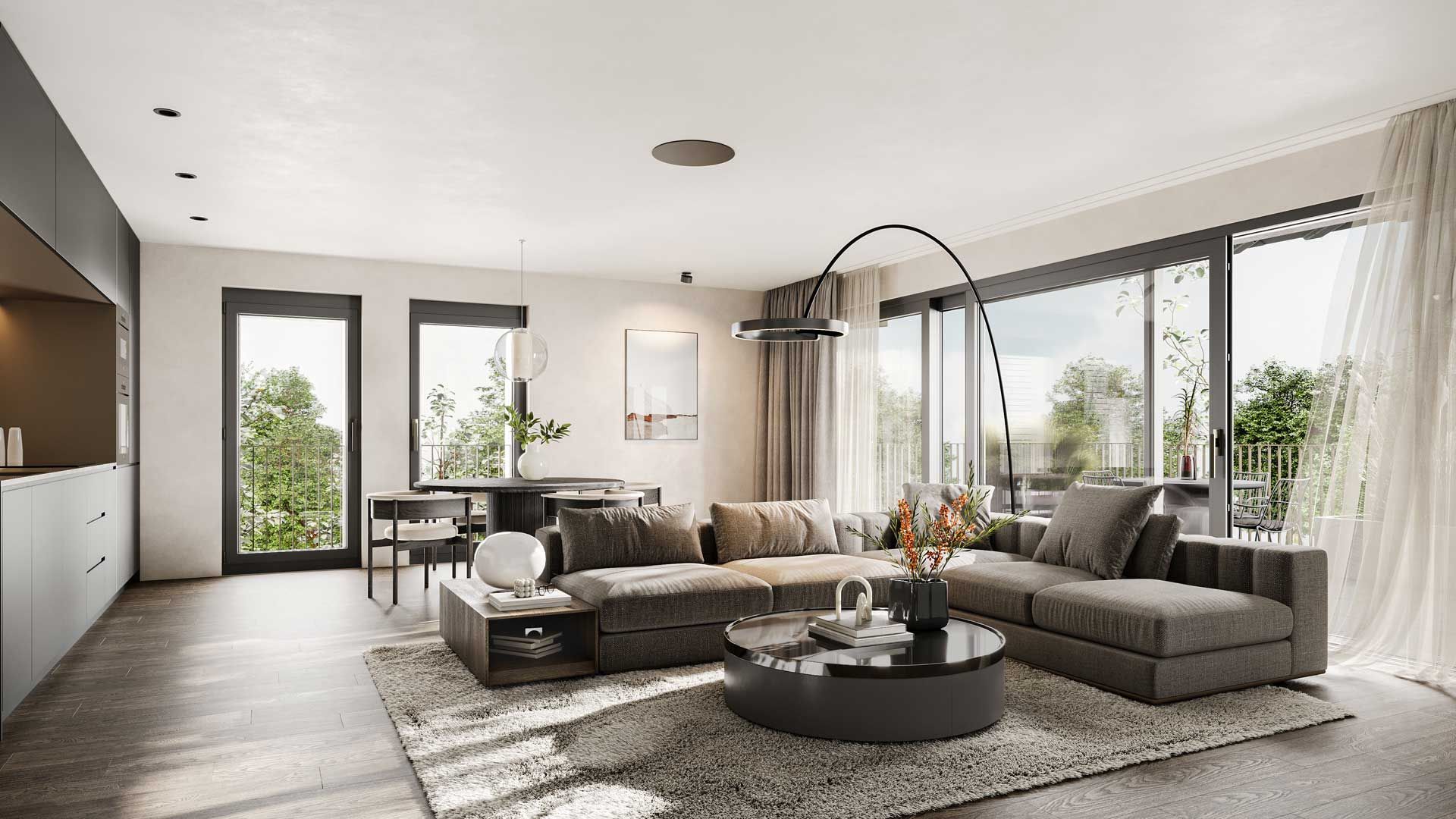 Ein Wohnzimmer mit Sofa, Couchtisch und großen Fenstern.