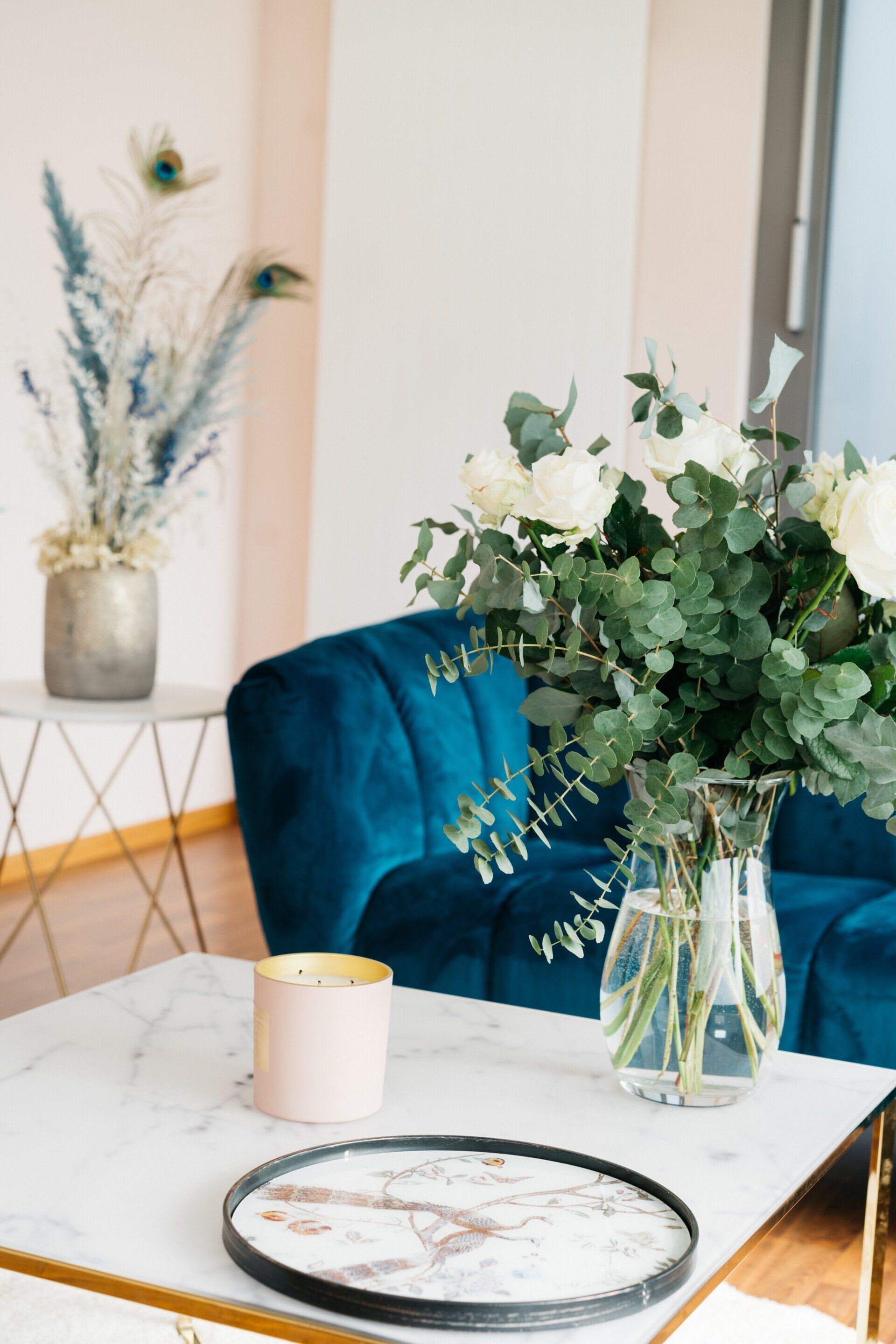 Auf dem Tisch im Wohnzimmer steht eine Vase mit Blumen.