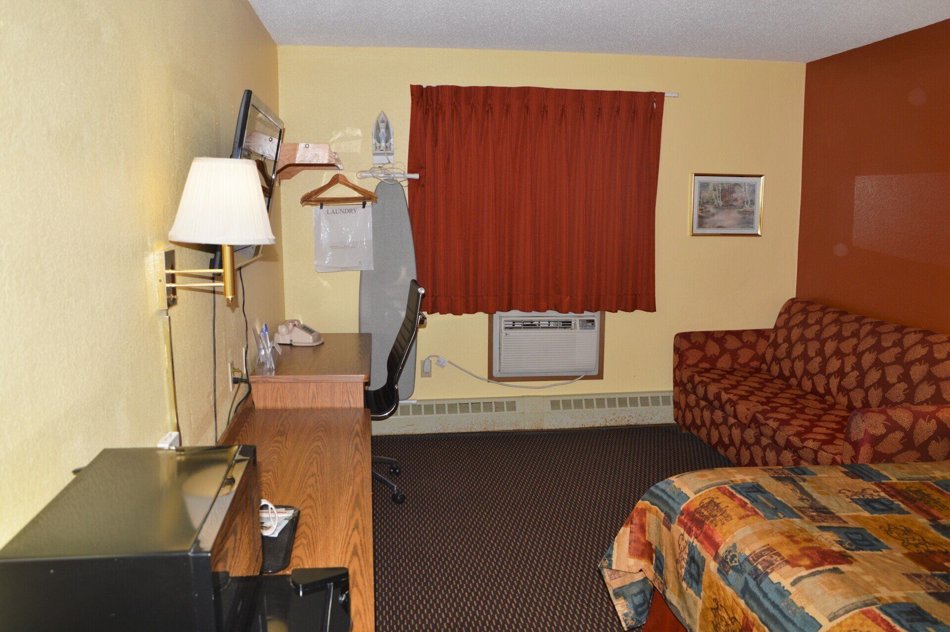 1 Queen Bed Alternate View