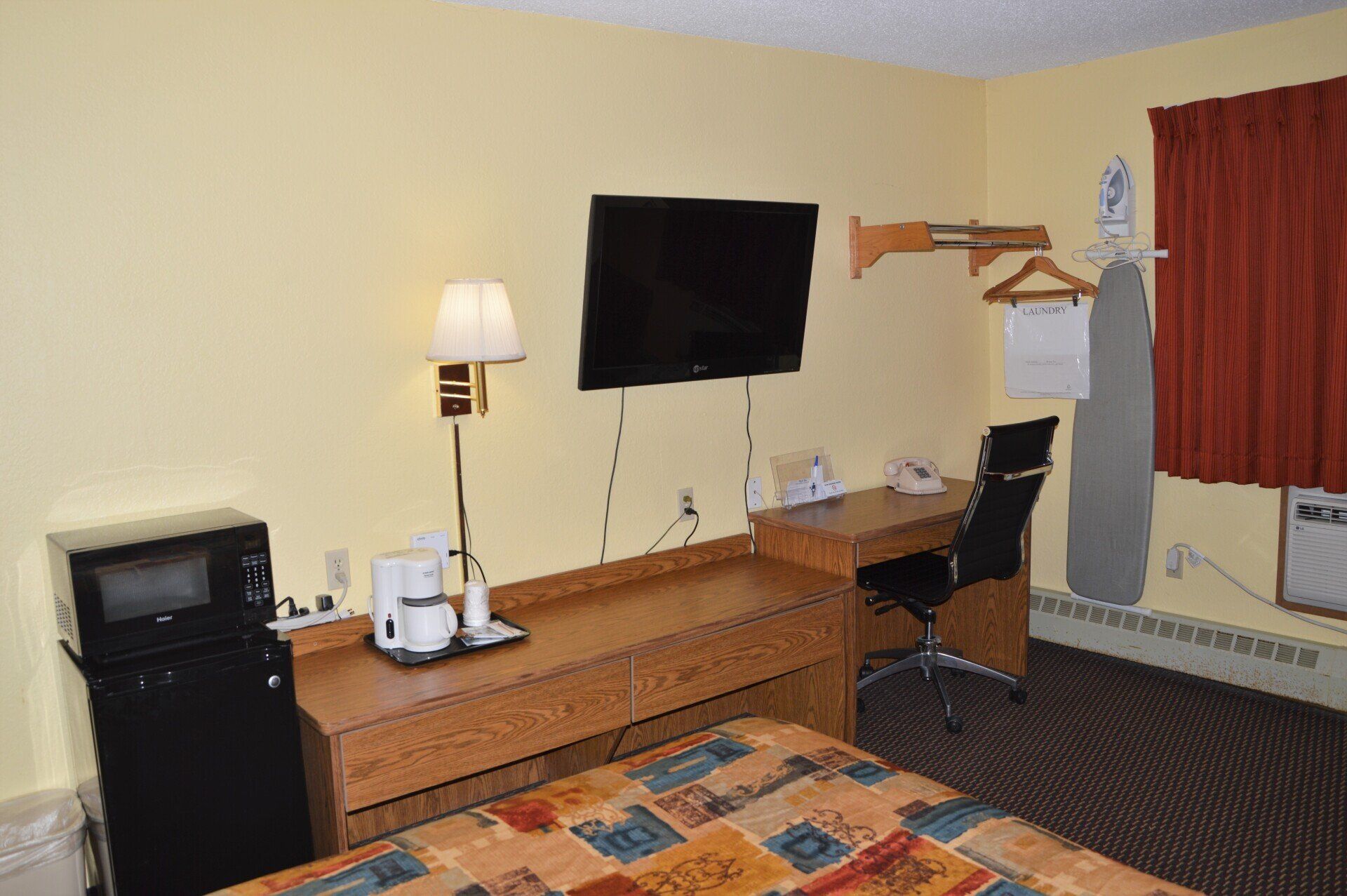 1 Queen Bed Side View