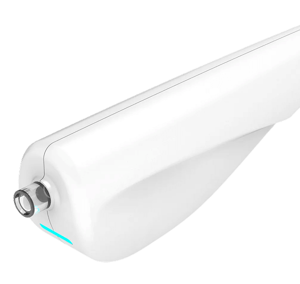 Dispositif médical blanc avec un indicateur bleu clair, incliné et en gros plan.