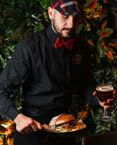 teglie con prodotti di gastronomia