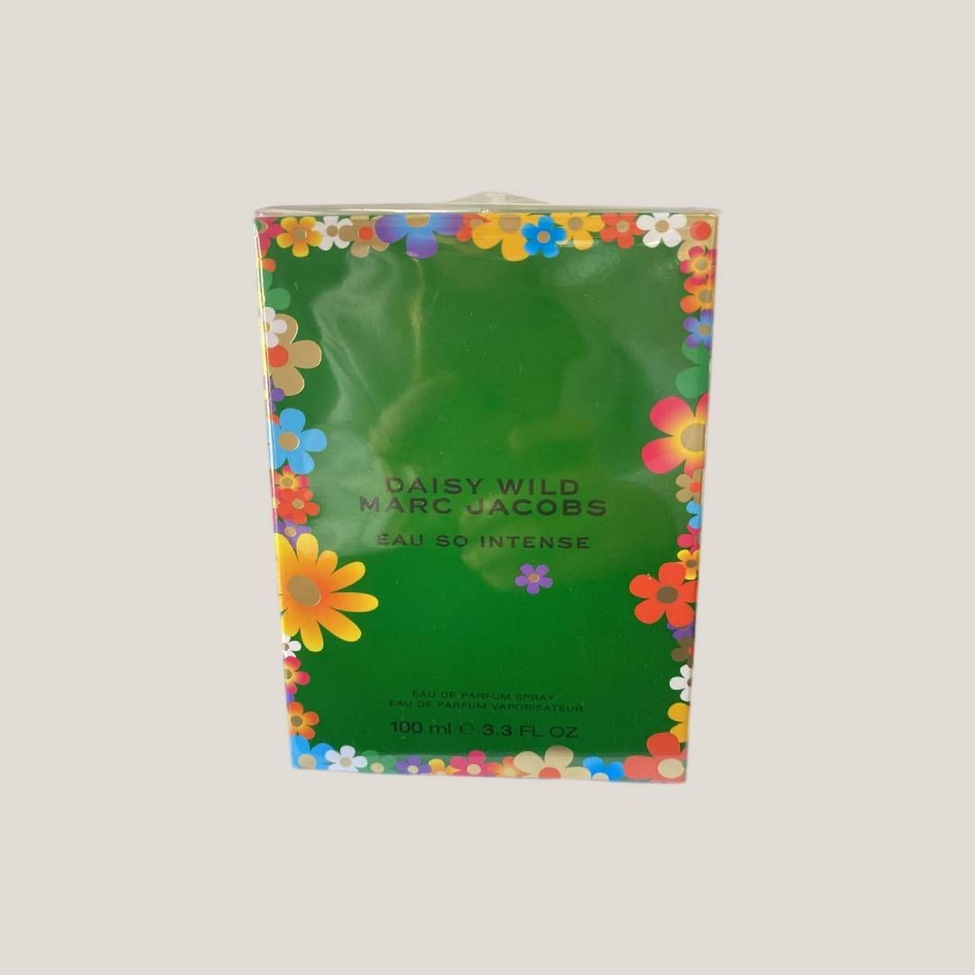 Cuaderno o libro con cubierta floral verde sobre un fondo claro