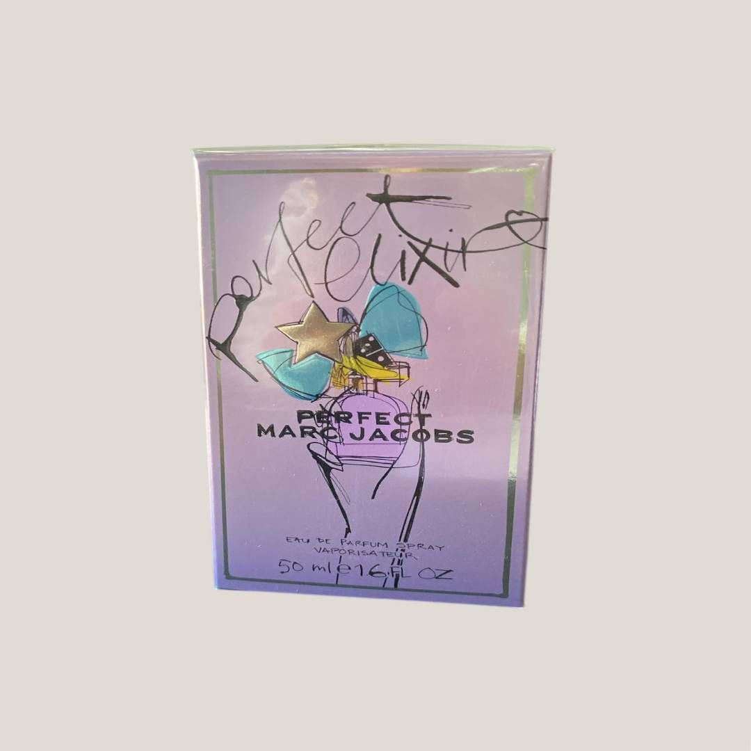 Frasco de perfume Daisy de Marc Jacobs con envase rosa-morado y diseño floral.