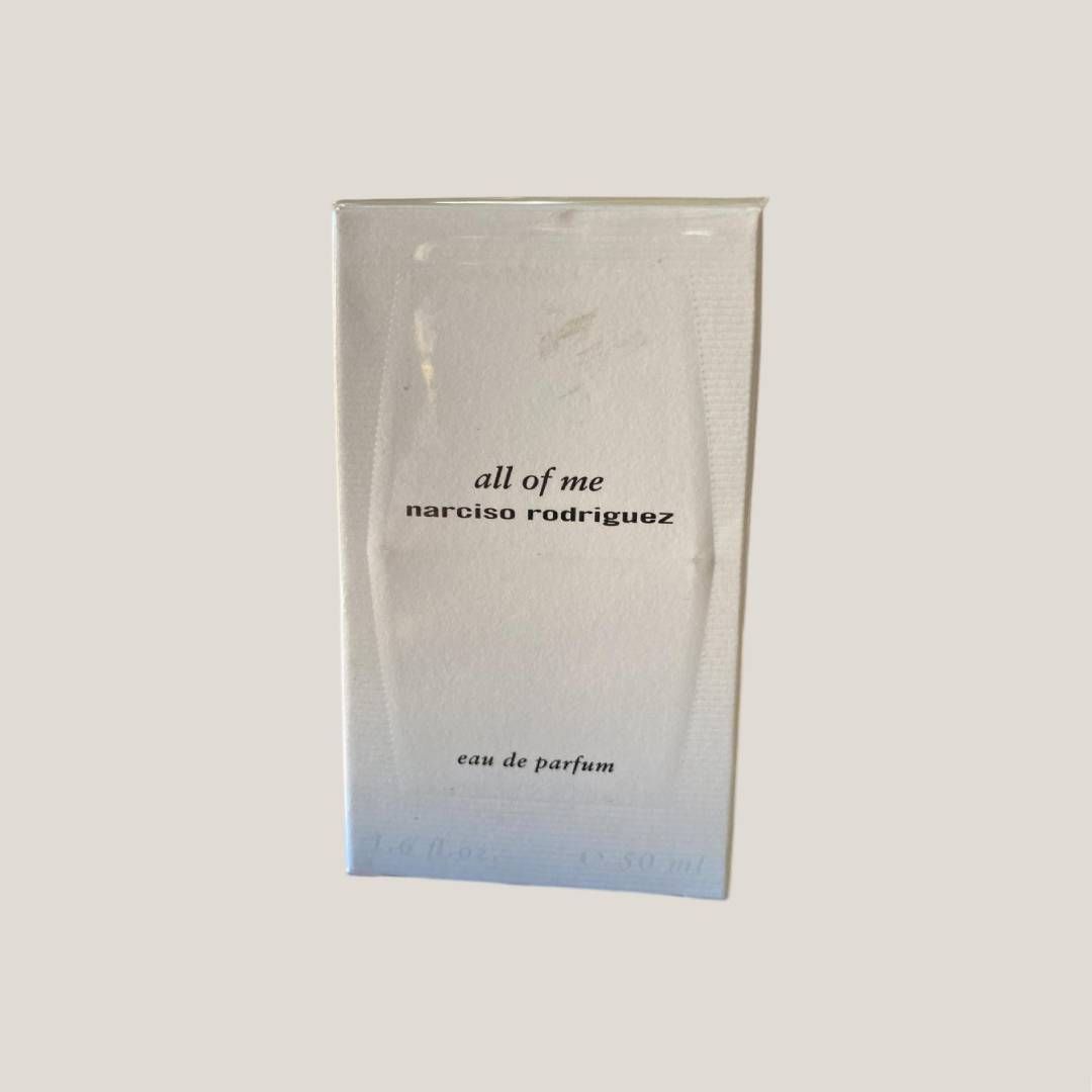 Portada del libro “All of Me” de Mariah Rogers, blanca con un degradado azul en la parte inferior.