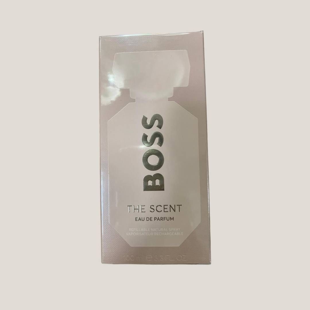 Caja de perfume HUGO BOSS The Scent en embalaje beige con logotipo vertical negro.