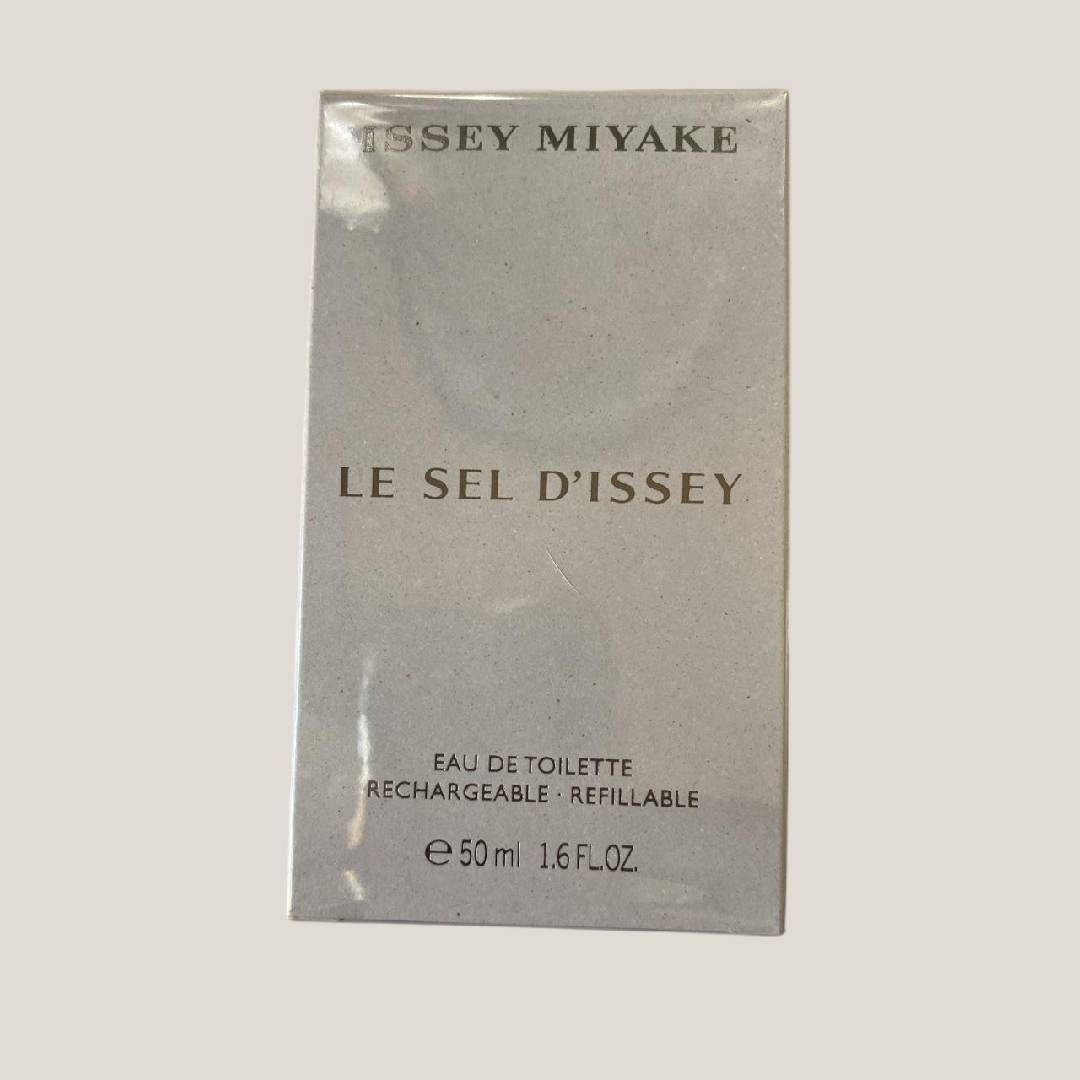 Caja de perfume Issey Miyake L'Eau d'Issey, plateada con texto negro.