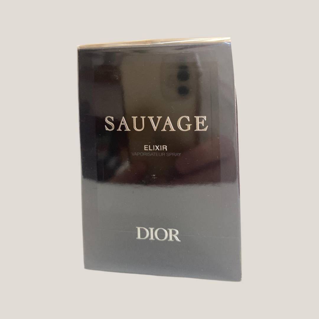 Caja de perfume Dior Sauvage Elixir en envase gris oscuro y plateado.