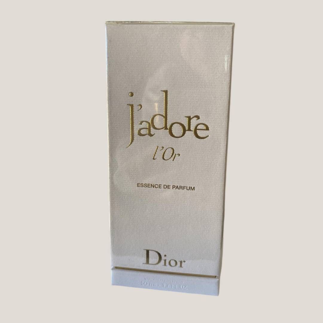 Frasco de perfume J'adore de Dior sobre fondo blanco