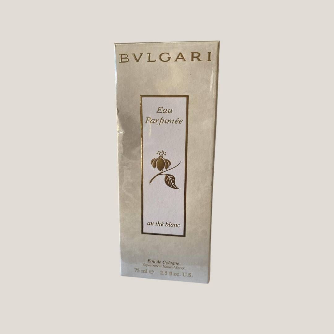 Caja de perfume Bvlgari Eau Parfumée con empaque blanco y dorado sobre fondo liso.
