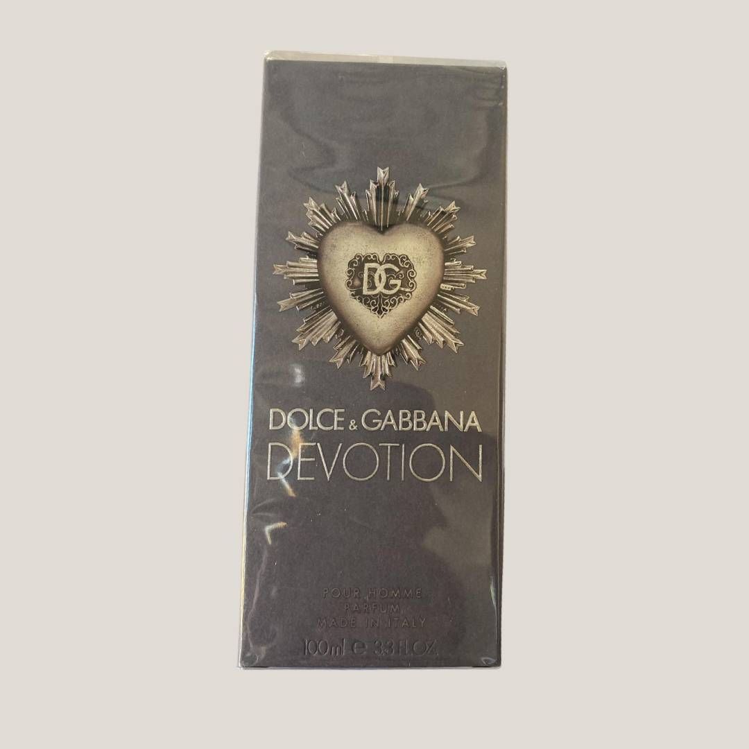 Caja del perfume Dolce & Gabbana Devotion en color gris oscuro con emblema de corazón y detalles dorados.