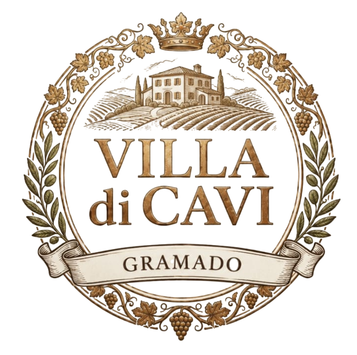 Logotipo vintage marrom da Villa di Cavi Gramado com ícone de villa, grinalda e coroa.