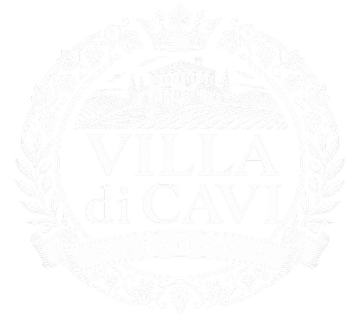 Brasão da Villa del Cavili em tom branco suave, com coroa de louros e coroa de louros sobre fundo liso.