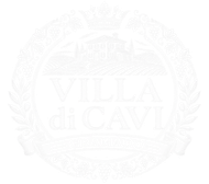 Brasão da Villa del Cavili em tom branco suave, com coroa de louros e coroa de louros sobre fundo liso.
