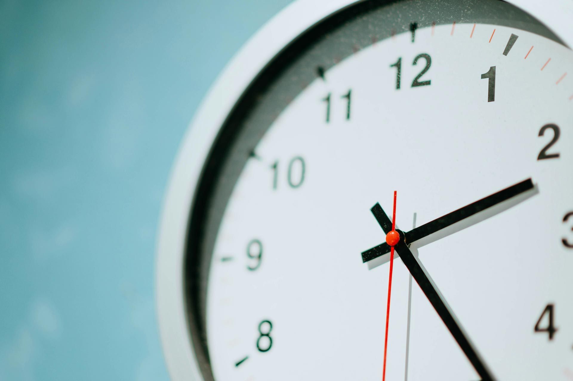 clock showing the time of 2:25; signifies the time and money you lose when not using a career coach