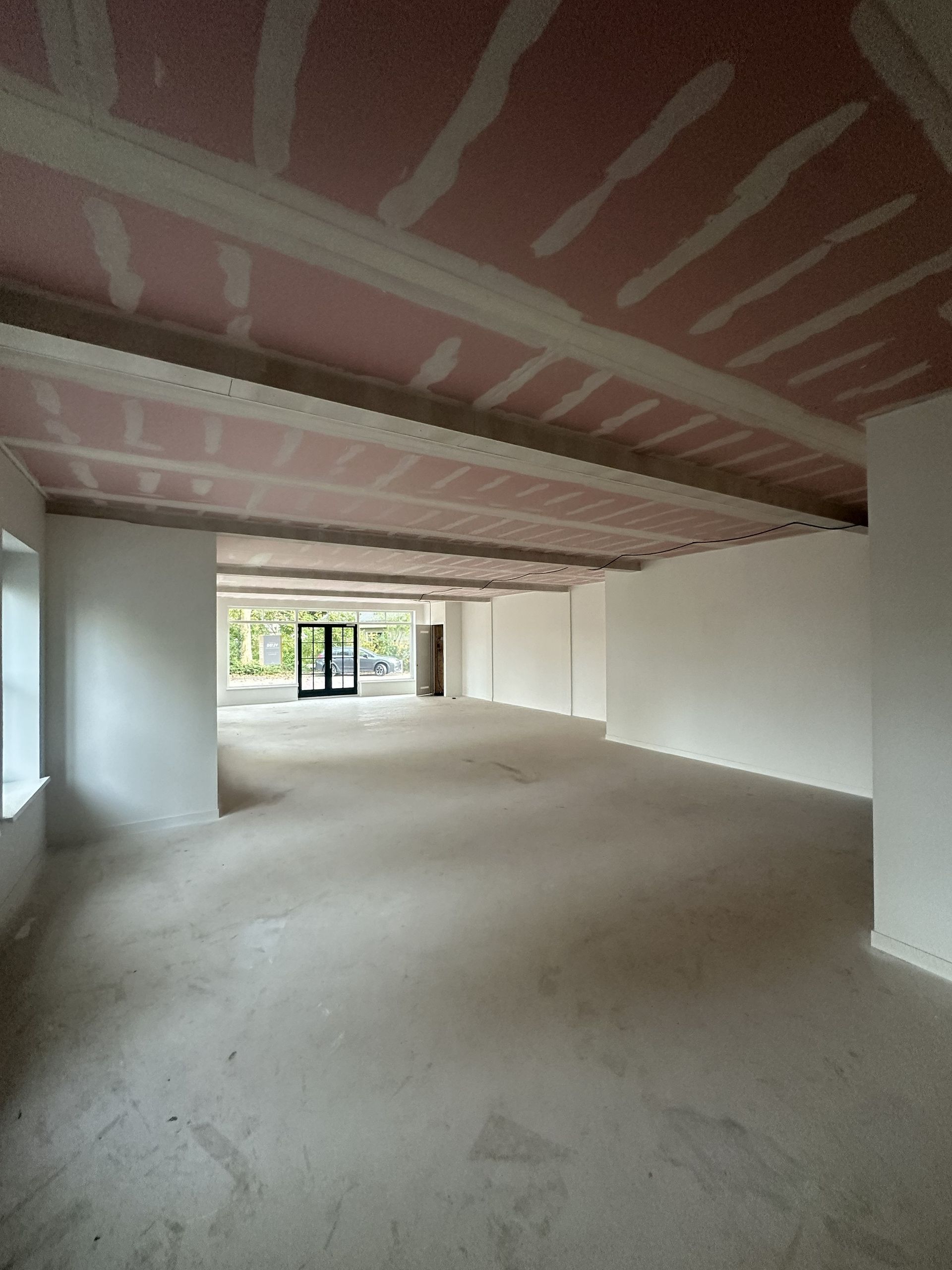 foto van bedrijfspand in opbouw