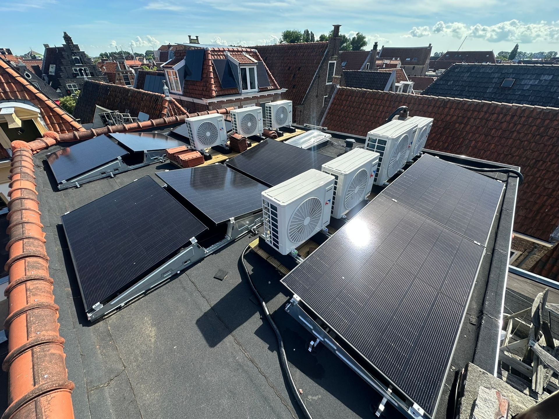 Dak woning met installaties er op 