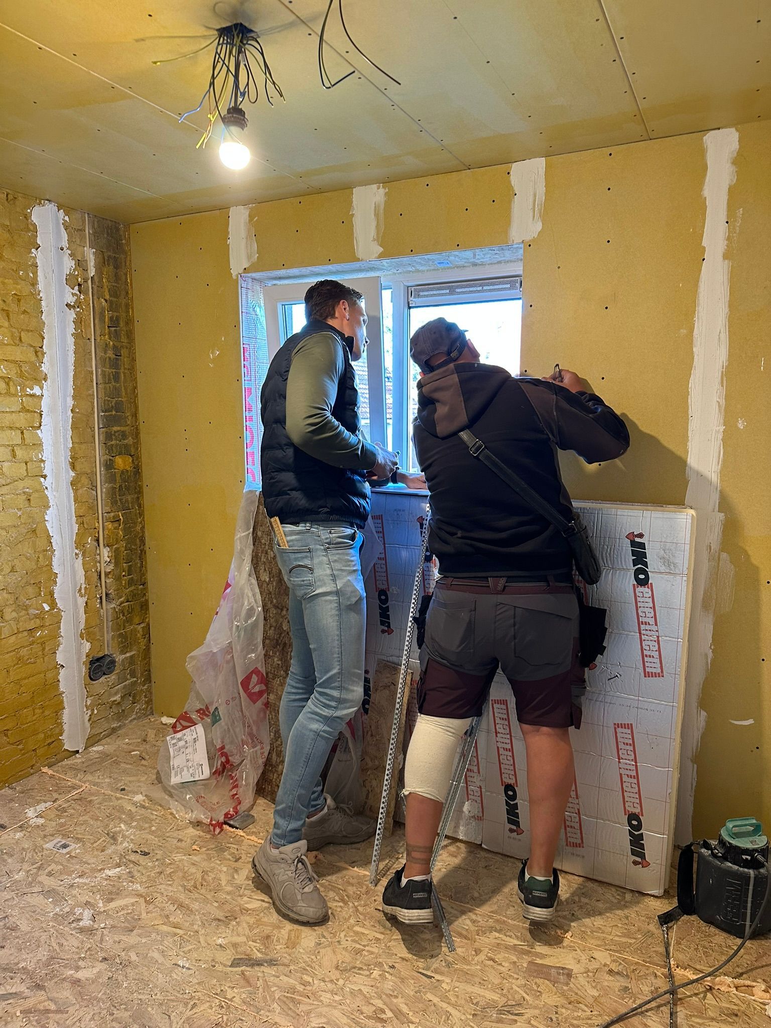 adviseur met aannemer in woning renovatie 