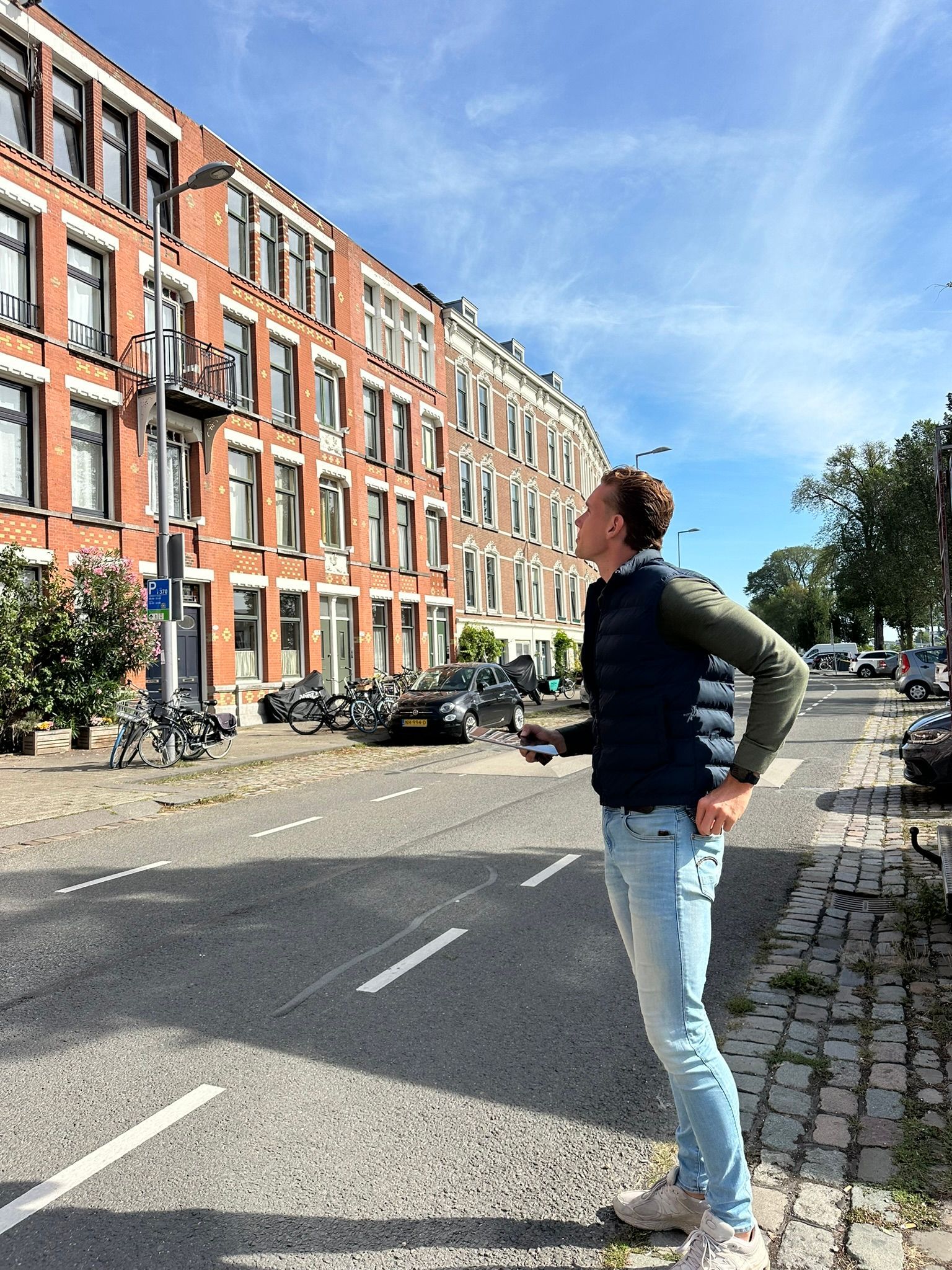adviseur kijkt naar voorgevel woning 