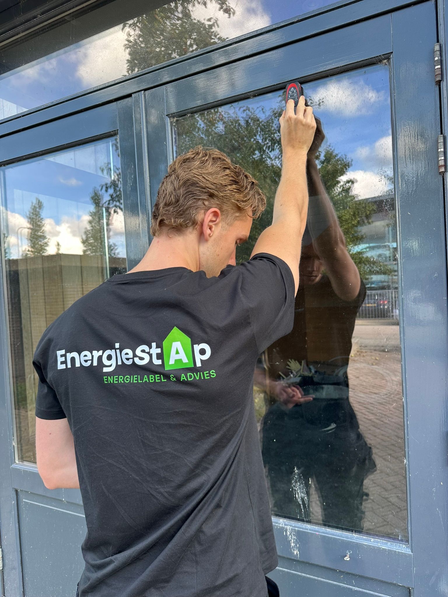 Adviseur meet met laser glas oppervlakte 