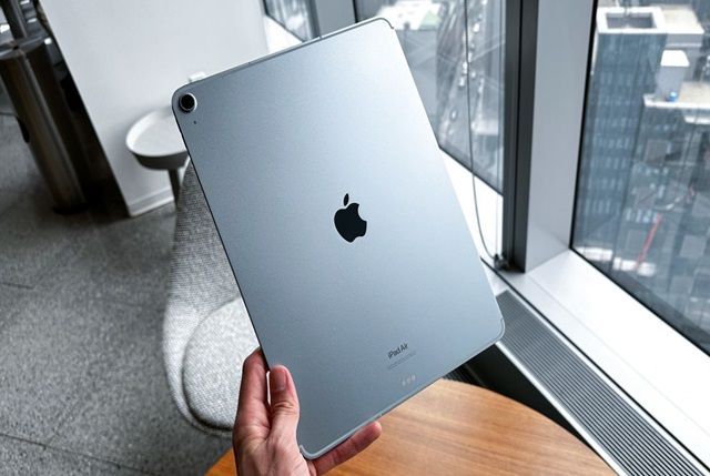 A blue iphone 16 is sitting on top of each other on a blue background.