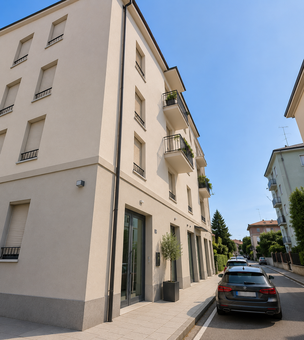 Stretta via residenziale con auto parcheggiate accanto a palazzi beige sotto un cielo azzurro limpido.