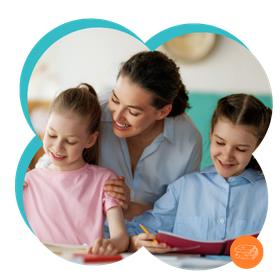 Een vrouw helpt twee kinderen met knutselen aan een tafel; ze lachen allemaal in een lichte kamer.