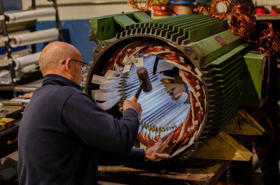 Tecnico che ripara un motore elettrico