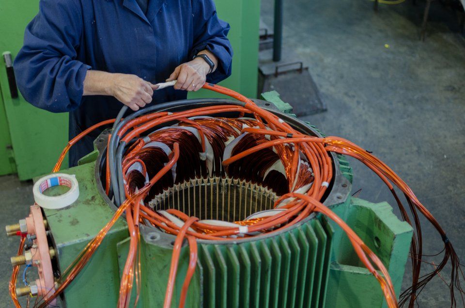 Tecnico che effettua la diagnosi di un motore elettrico