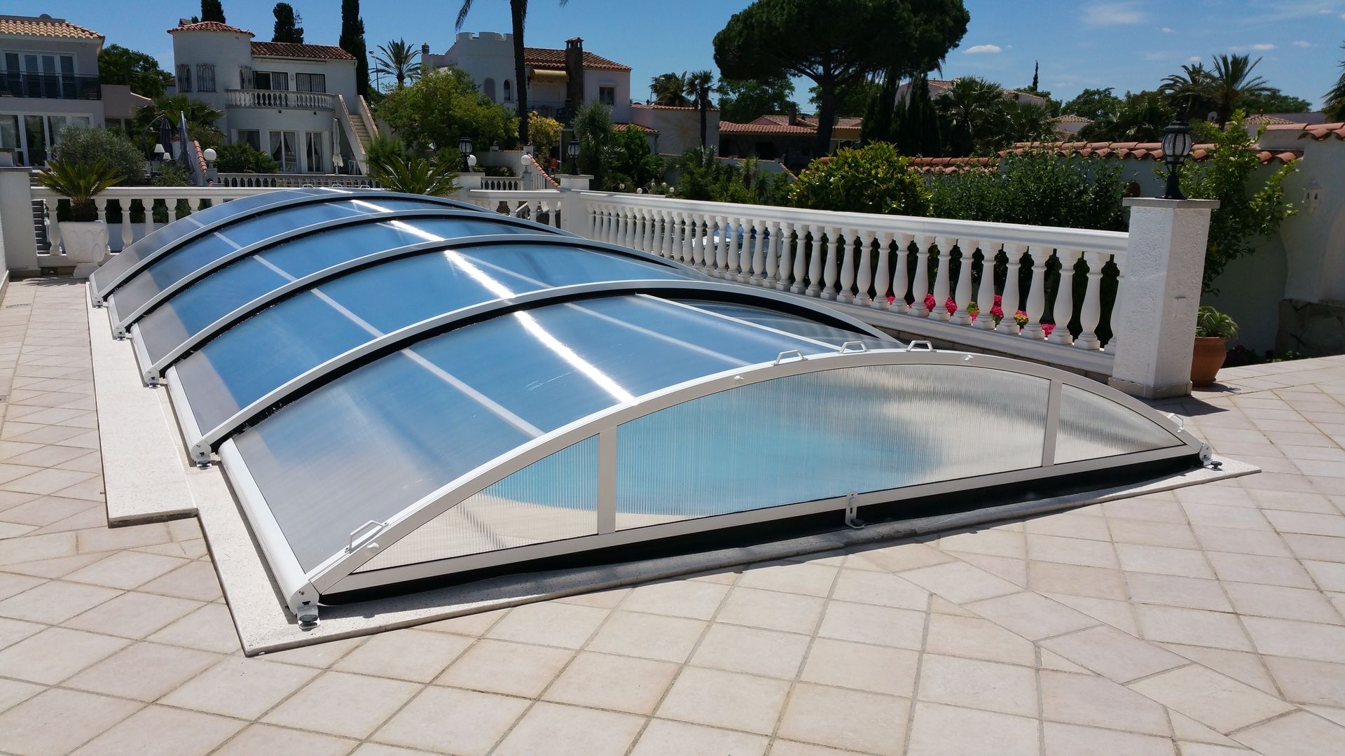 Copertura centinata bassa e media per piscina