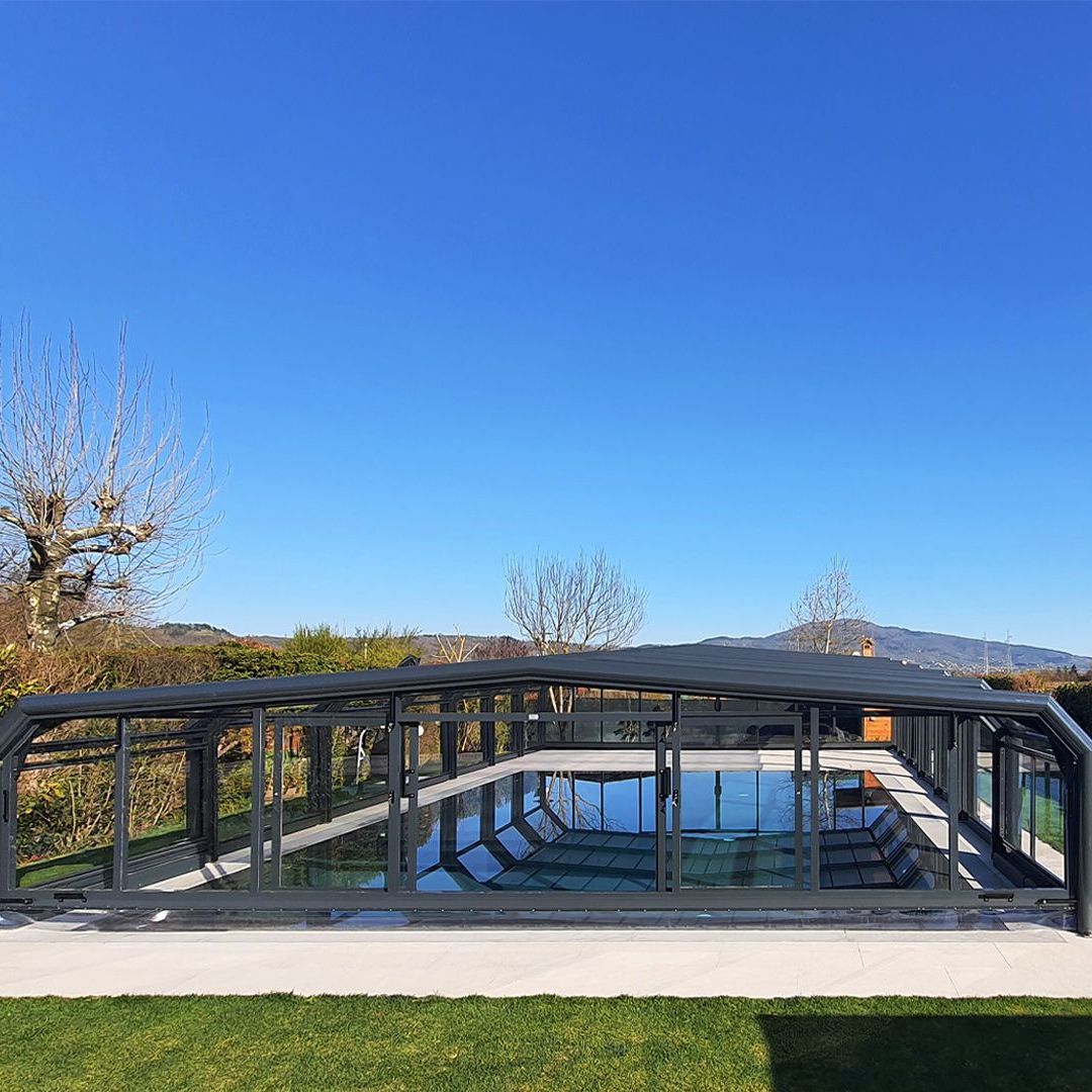 piscina con copertura esterna