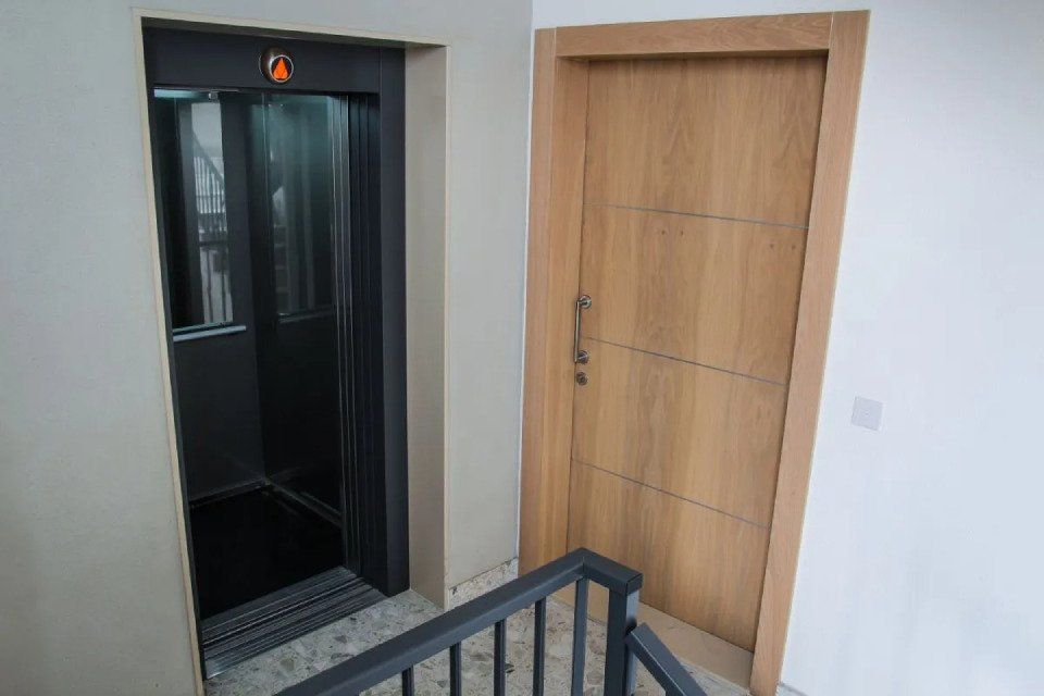 ascensore su pianerottolo vicino a una porta