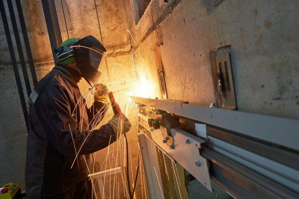 tecnico che ripara un ascensore