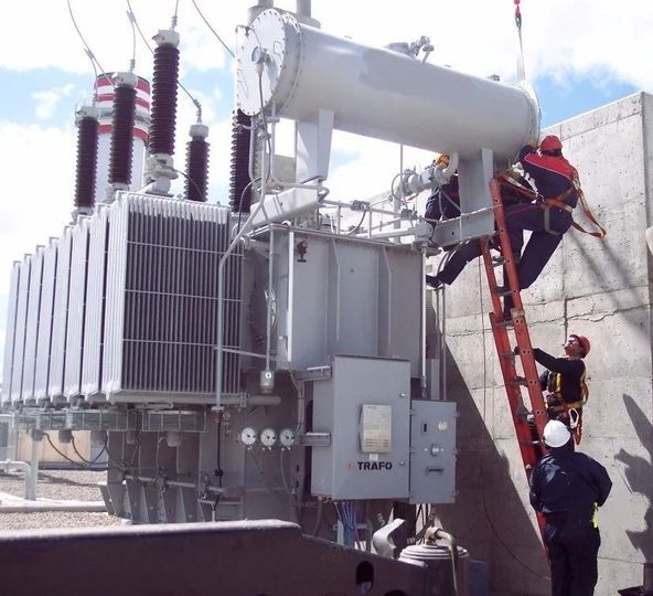Equipo técnico revisando pruebas de diagnóstico en un generador.