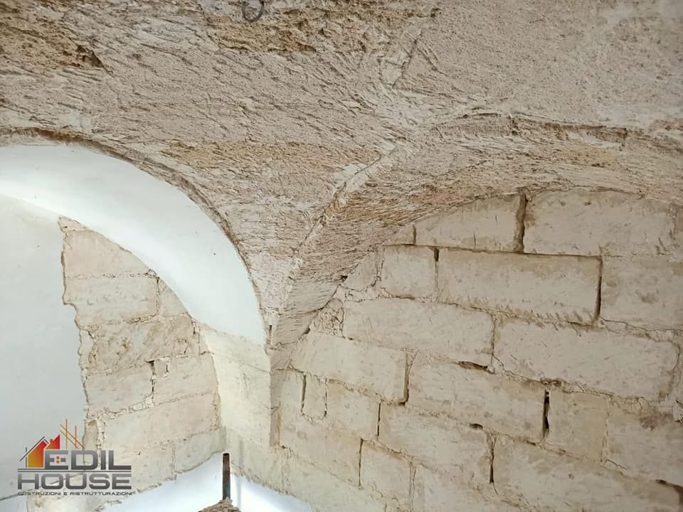 Un muro di mattoni con la scritta edil house sopra