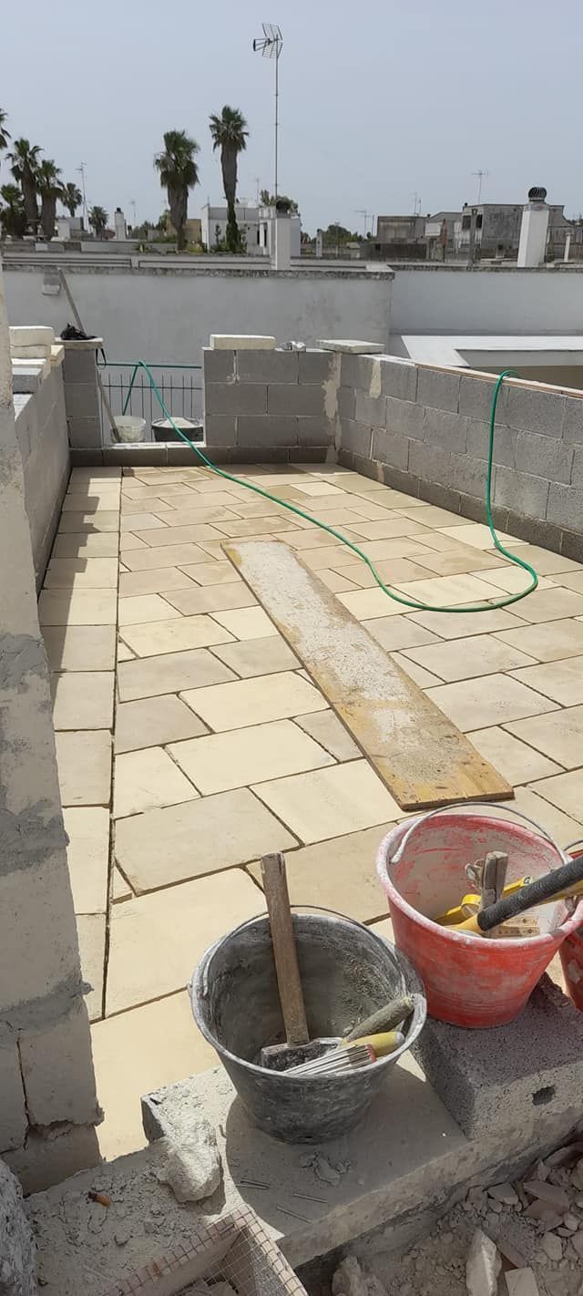 Un cantiere con una ciotola di cemento e un tubo.