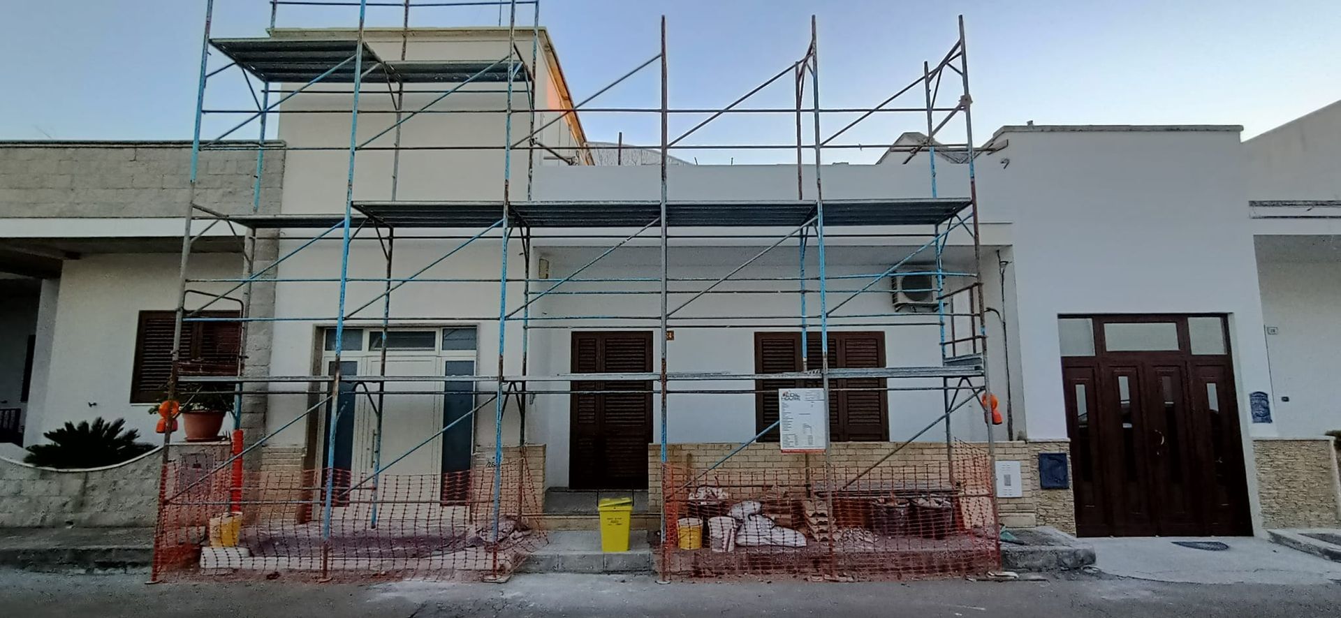 Un edificio in costruzione con impalcature sul lato