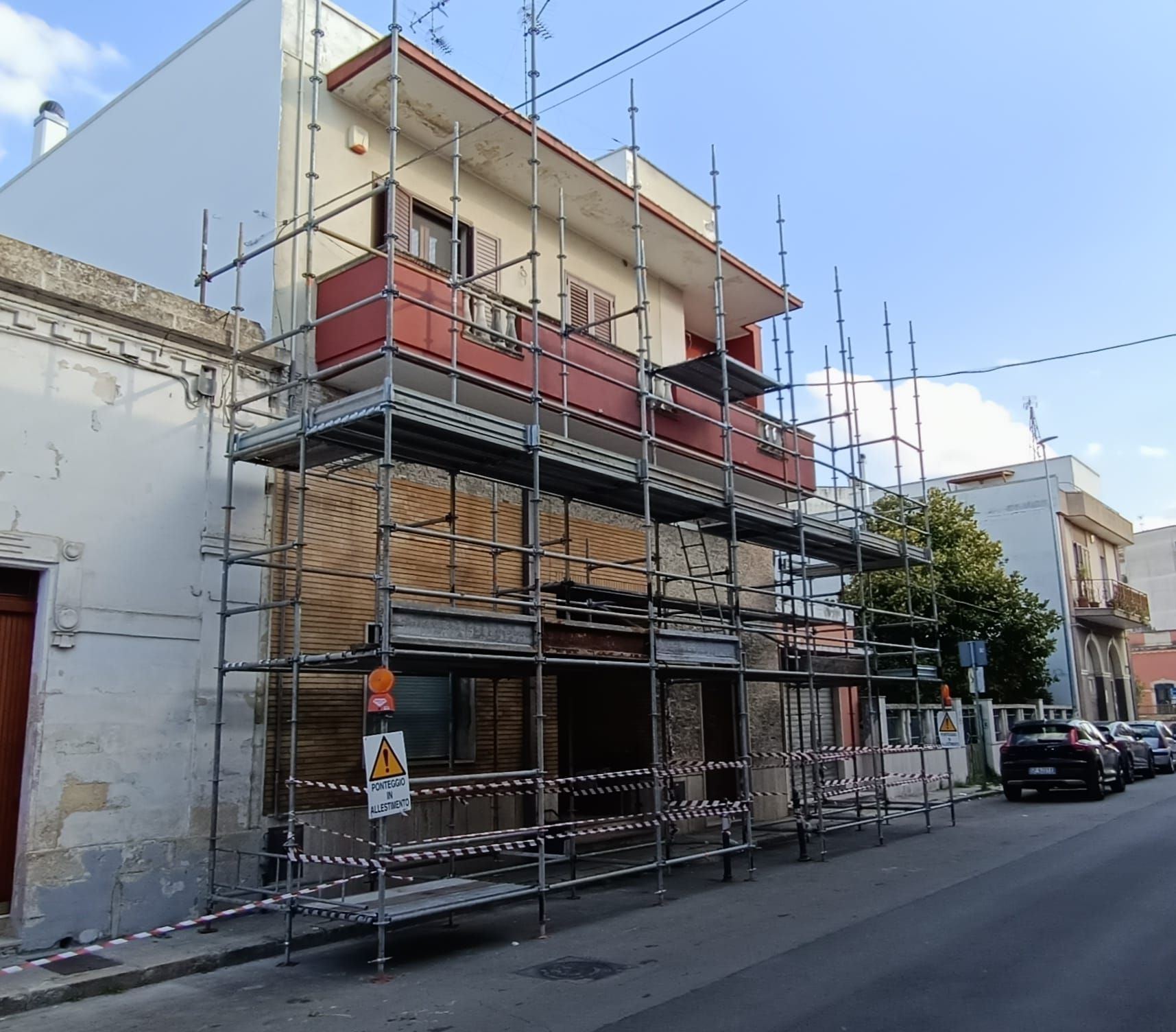 Un edificio con impalcature sul lato