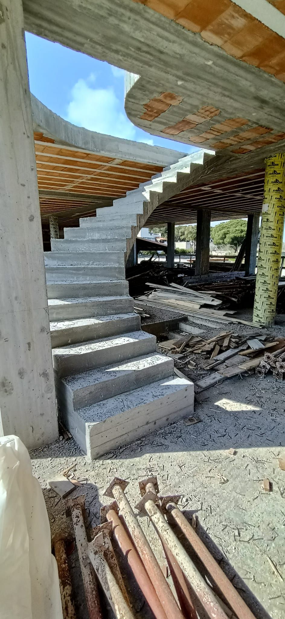 Si sta costruendo una scala in un edificio in costruzione.