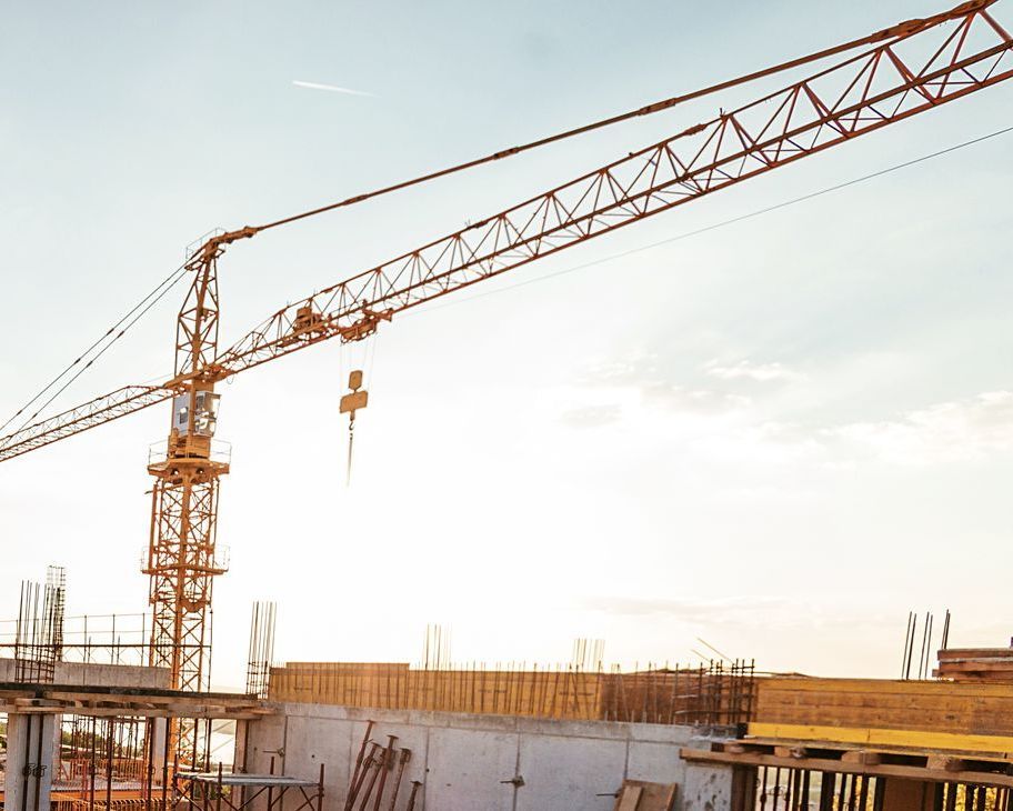 Un gruppo di operai edili sta lavorando a un edificio in costruzione.