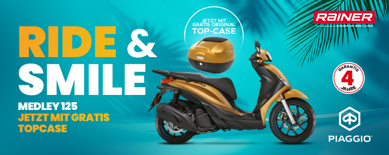 Werbung für einen goldenen Roller mit dem Slogan „Ride & Smile“, auf türkisfarbenem Hintergrund
